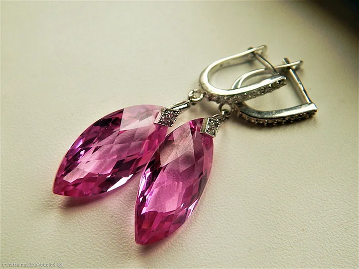 Серьги с розовым камнем