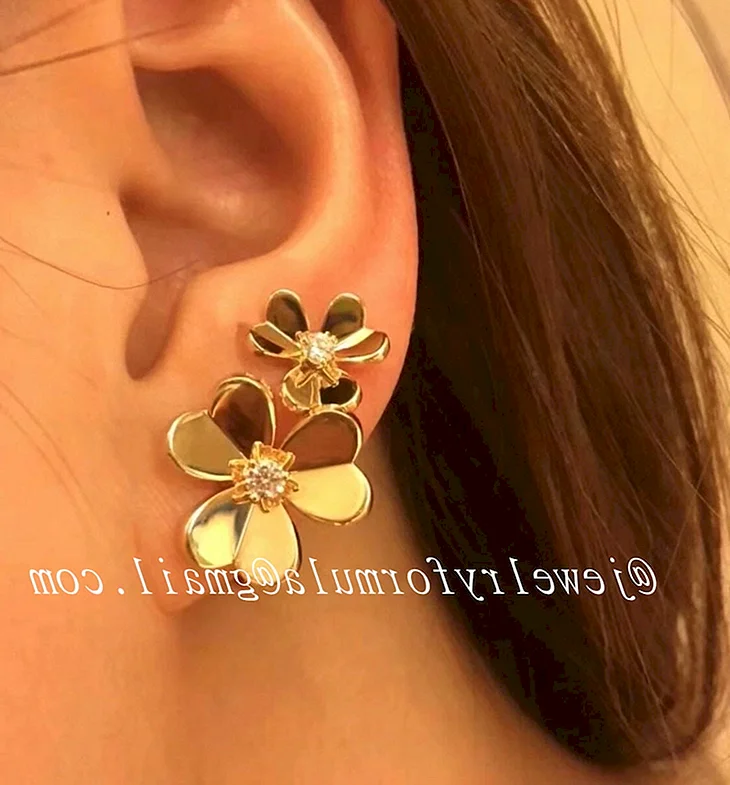 Серьги van Cleef на ухе