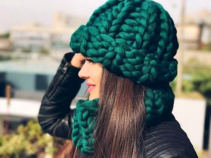 Шапка Хельсинки из толстой пряжи спицами