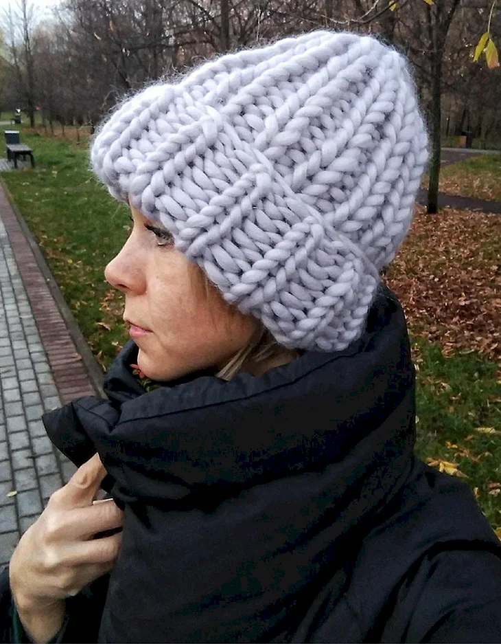 Шапка крупной вязки с отворотом