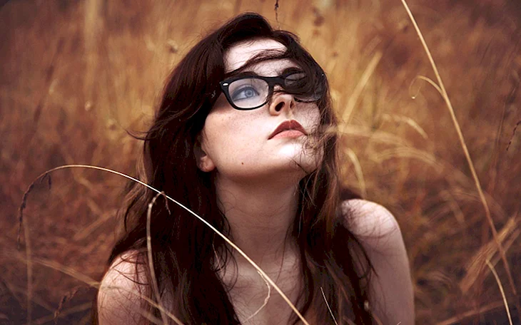 Слепая девушка в очках