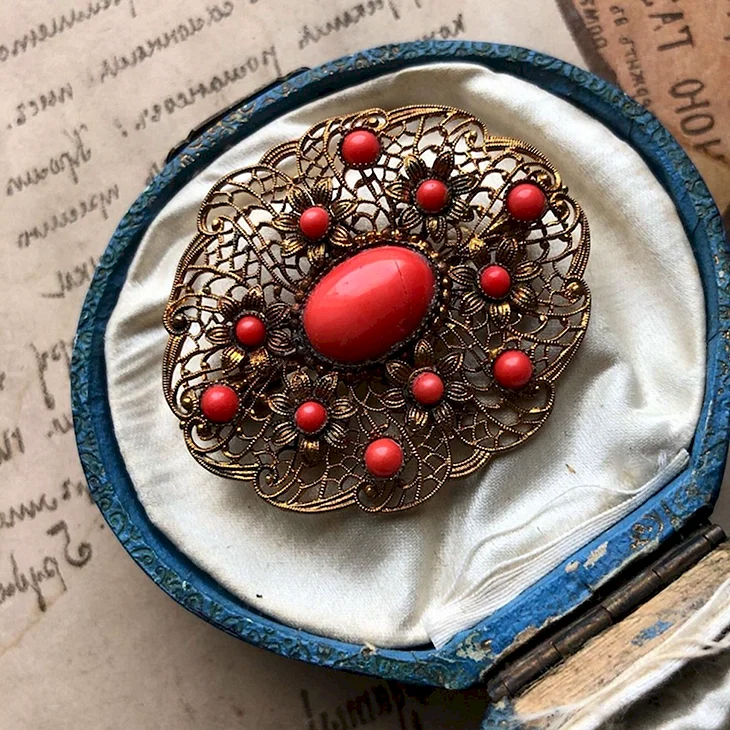 Старинные броши