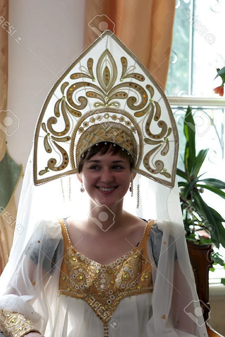 Старинный кокошник с фатой