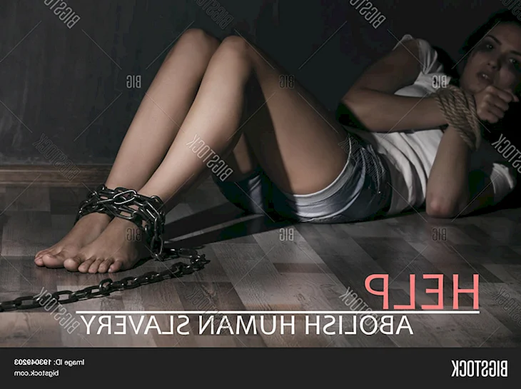 Связанная женщина на полу