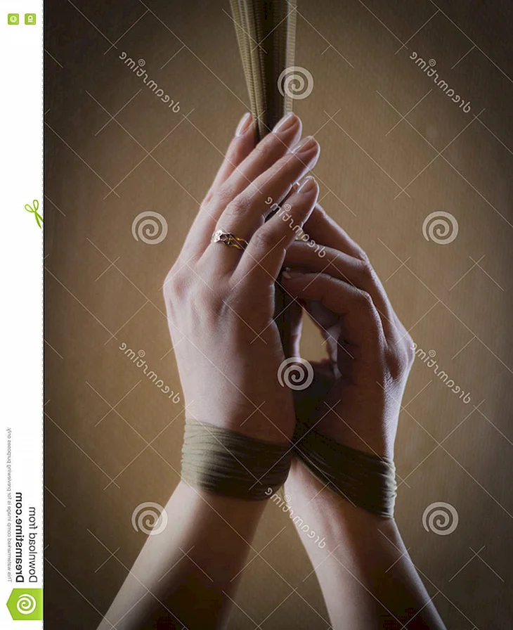 Связанные руки девушки