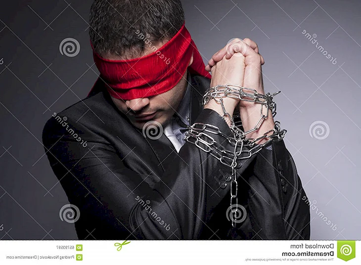 Связанный мужчина