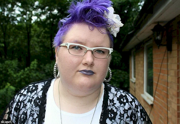 Толстая девушка с фиолетовыми волосами