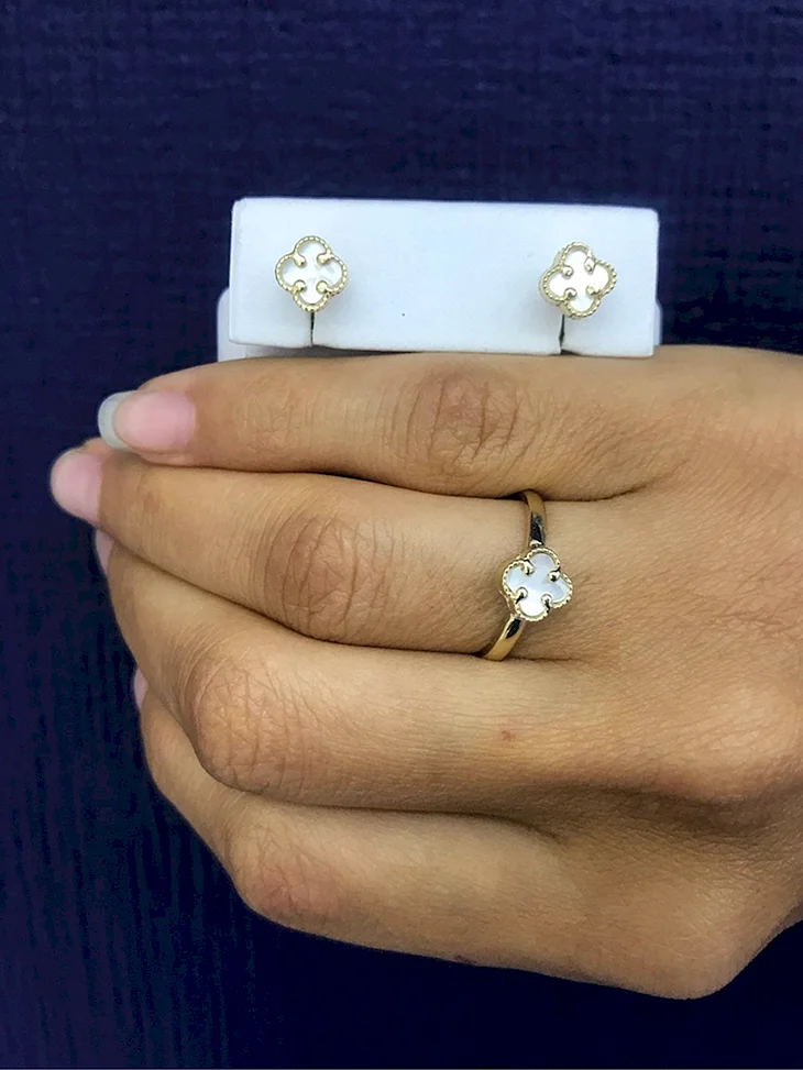 Van Cleef кольцо Клевер