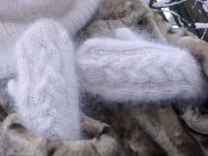 Вязаные пуховые варежки