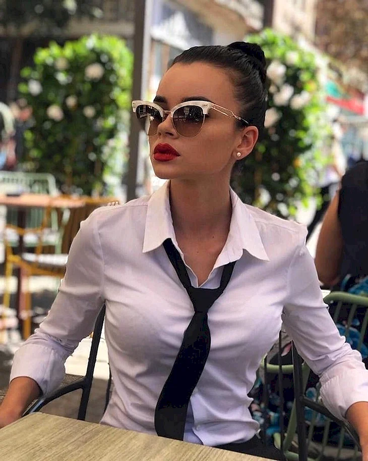 Женщина в галстуке