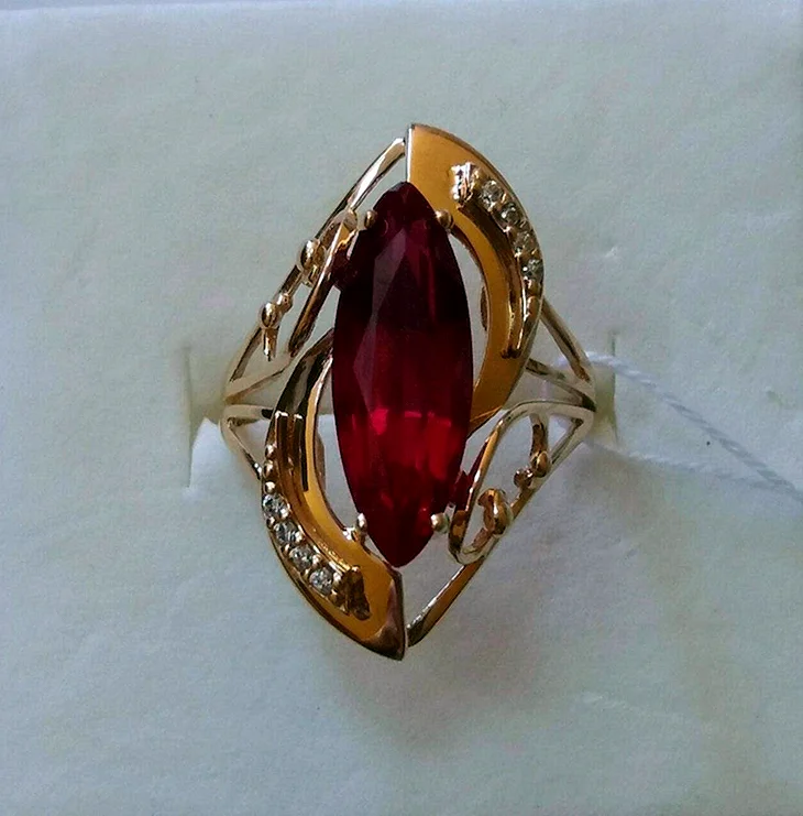 Золотое кольцо Маркиз 585 пробы с красным корундом