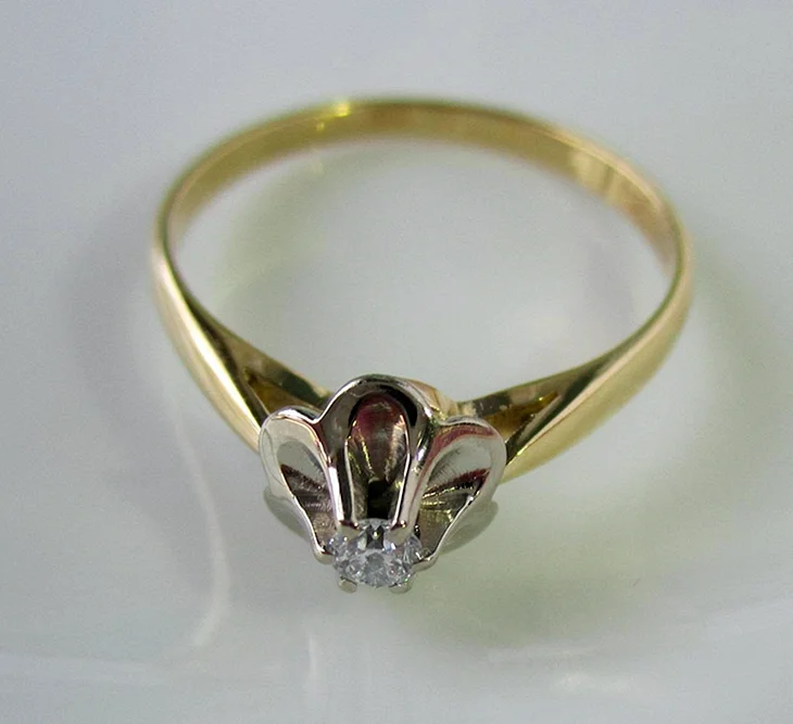 Золотое кольцо тюльпан с бриллиантом 750 пробы 0.35CT