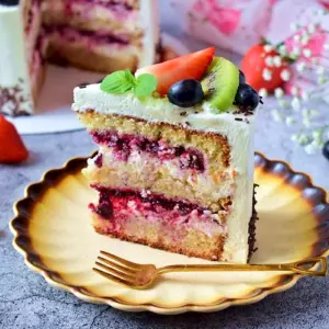 Бисквит с творожным кремом и фруктами
