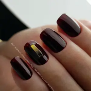 Бордовые ногти с золотыми полосками