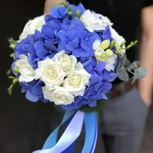 Букет невесты с голубой гортензией