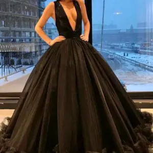Чёрное платье пышное длинное