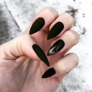 Черные ногти миндаль