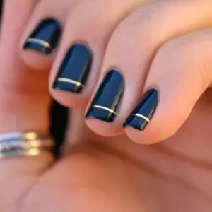 Черные ногти с золотыми полосками