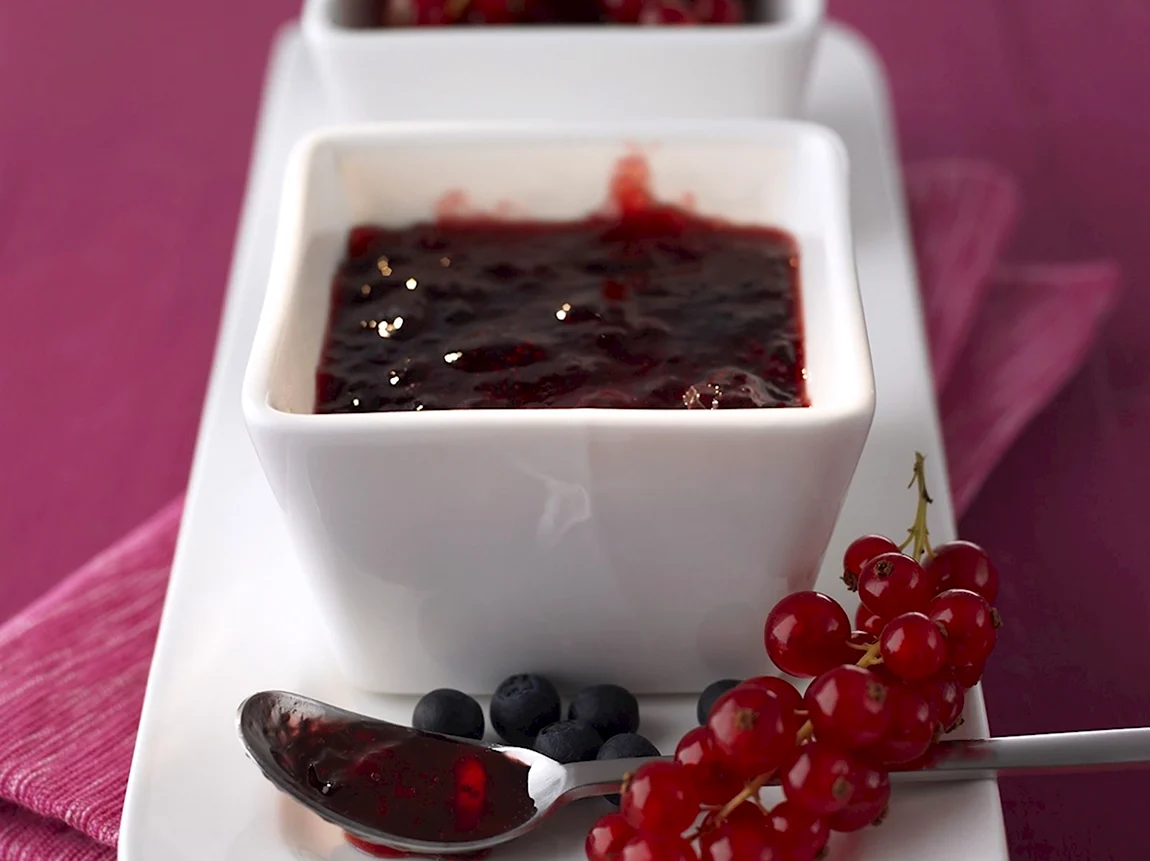 Berry jam. Варенье из красной смородины. Красная смородина и черника.