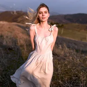 Девушка в легком платье