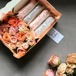 Эклеры с цветами в коробке
