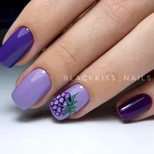 Фиолетовые маникюры с ягодами