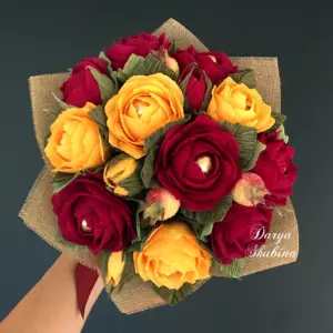 Гофрированные цветы с конфетами