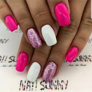 Яркий розовый маникюр