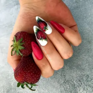 Клубника на ногтях