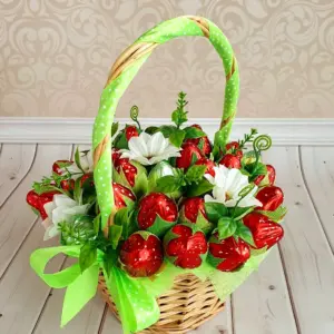 Конфетный букет в корзинке