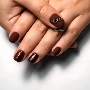 Коричневый маникюр на короткие ногти