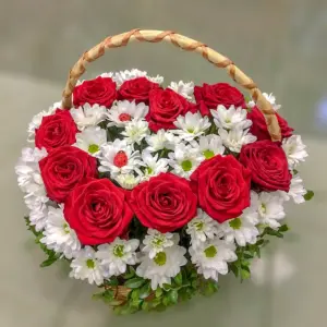 Корзина из роз и хризантем
