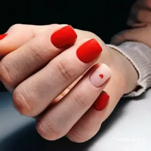 Красные матовые короткие ногти