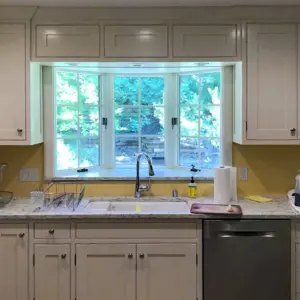 Кухонный гарнитур с окном посередине