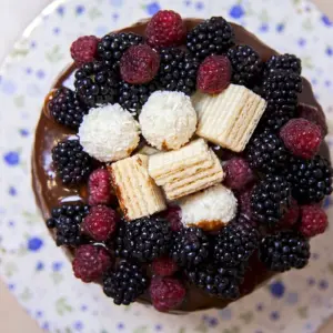 Кулич с малиной и ежевикой