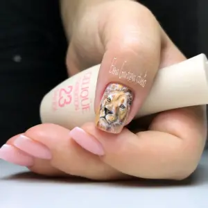 Лев на ногтях