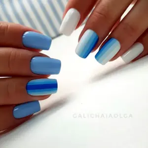 Маникюр голубой с белым
