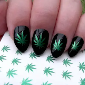 Маникюр канабис