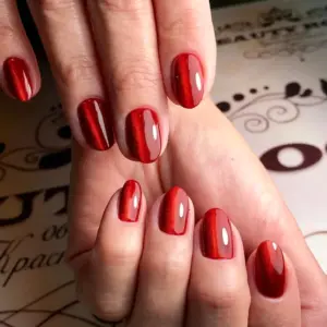 Маникюр кошачий глаз красный