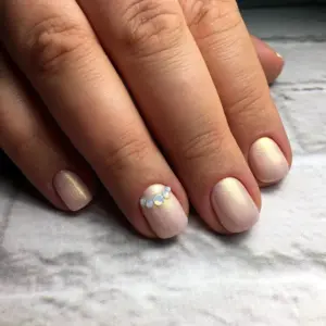 Маникюр на очень короткие ногти нежные