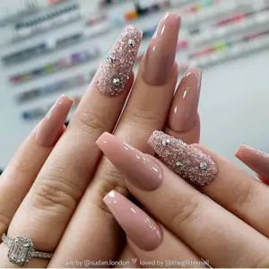 Маникюр нюдовый с блестками миндаль