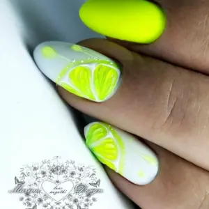 Маникюр с лимоном
