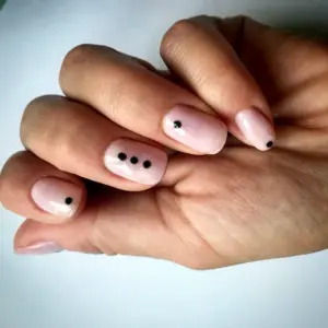 Маникюр с точками