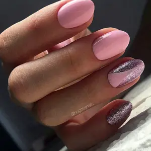 Маникюр серый с розовым