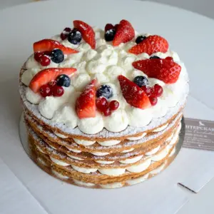 Медовый торт с творожным сыром и сливками