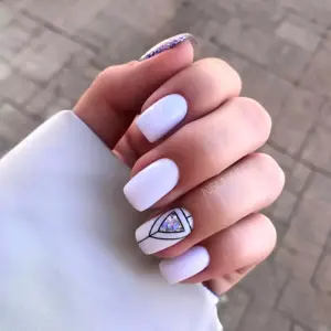 Молочный маникюр с геометрией