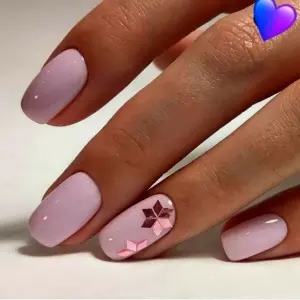 Нежный розовый маникюр на короткие