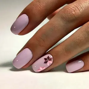 Нежный розовый маникюр на короткие