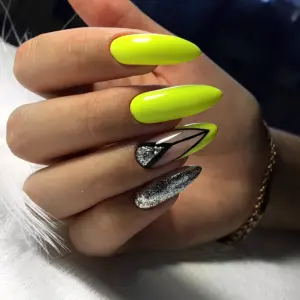 Ногти миндаль яркие