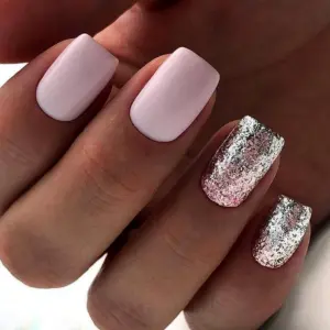 Ногти розовые с серебром